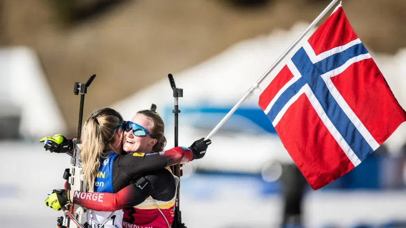Radost norského dua, zprava Marte Olsbuová Röiselandová a Tiril Eckhffová