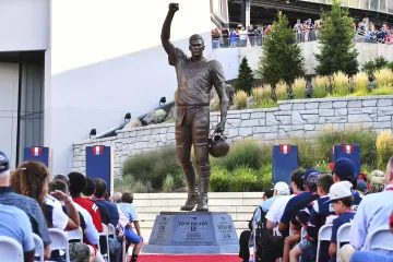 Bronzová socha Toma Bradyho před stadionem New England Patriots