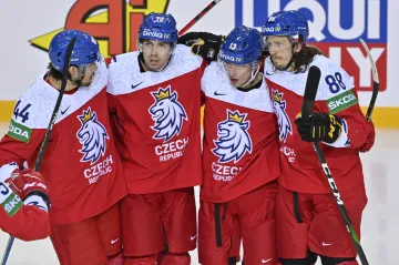 Filip Chytil (druhý zleva) se raduje se spoluhráči z reprezentace