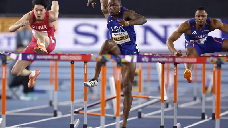 Finále mužů na 60 metrů překážek s vítězným Hollowayem
