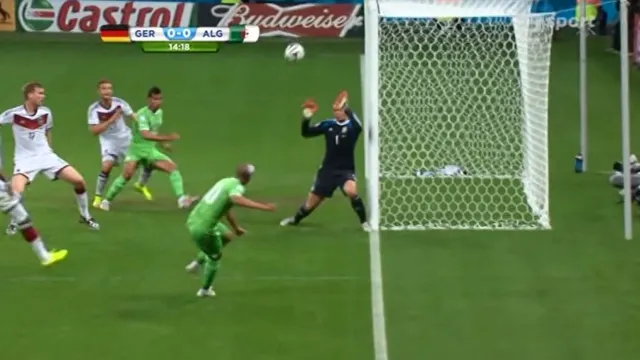 Šance v utkání Německo - Alžírsko: Fighúlí zblízka přestřelil (14. min.)