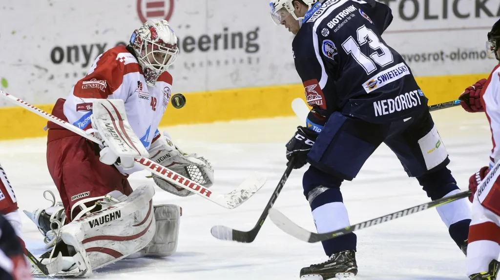 Útočník Plzně Václav Nedorost před brankářem Olomouce Branislavem Konrádem