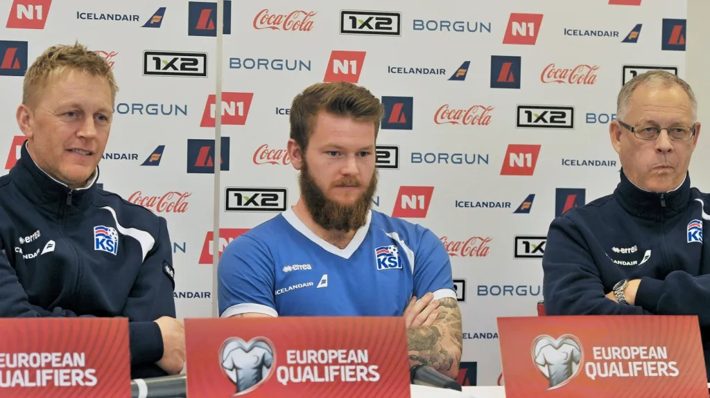 Trenéři islandského výběru Hallgrímsson (vlevo) a Lagerbäck (vpravo), mezi nimi kapitán reprezentace Gunnarsson