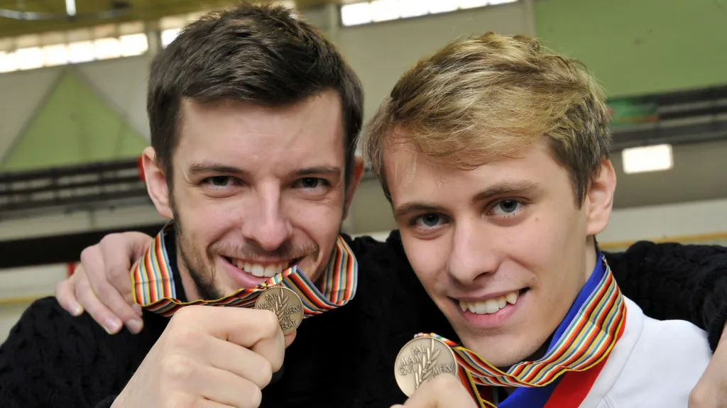 Bronzoví krasobruslaři Ondřej Hotárek (vlevo) a Michal Březina