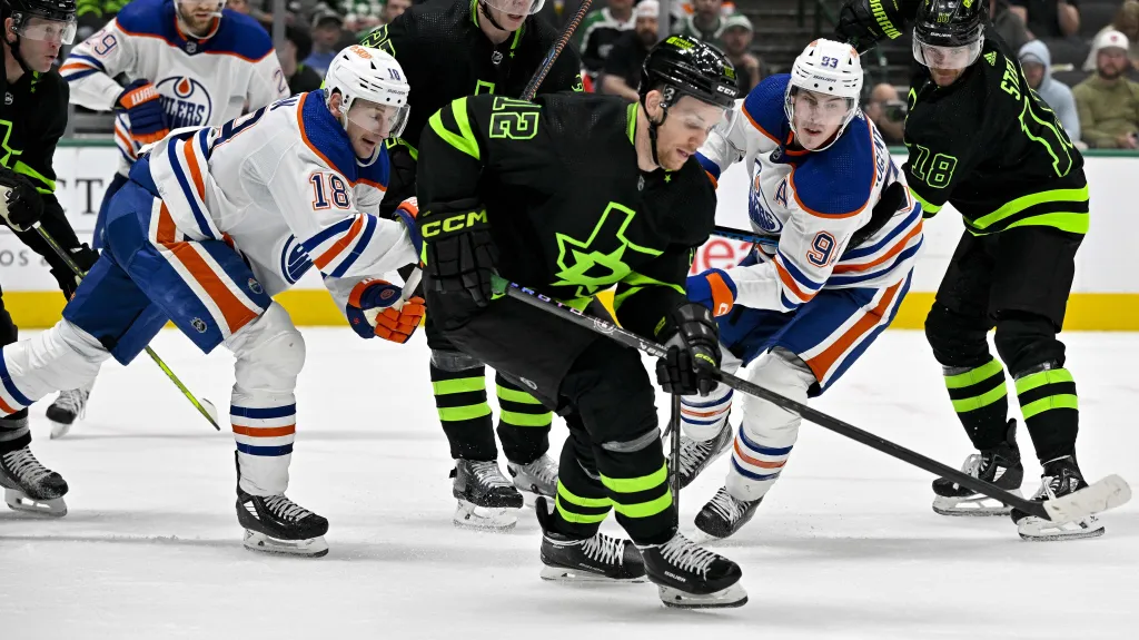 Radek Faksa v duelu s Edmontonem