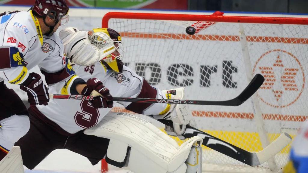 Brankář Sparty Marek Schwarz dostává druhý gól