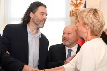 Jaromír Jágr (vlevo) s Kateřinou Neumannovou a Pavlem Kolářem