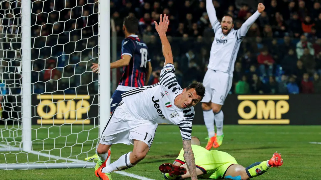 Mario Mandžukič (číslo 17) právě rozvlnil síť Crotone