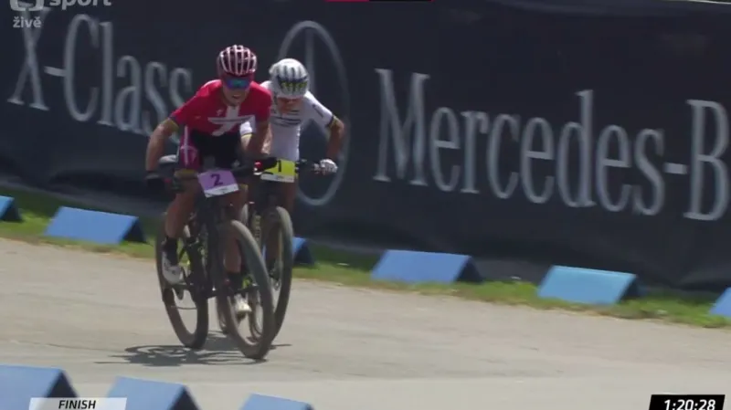 Dramatický finiš závodu SP v cross country žen v Novém Městě na Moravě