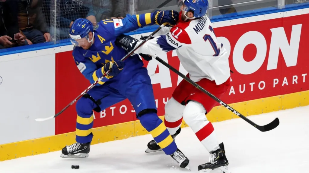 Michal Moravčík v souboji s Patricem Hörnqvistem