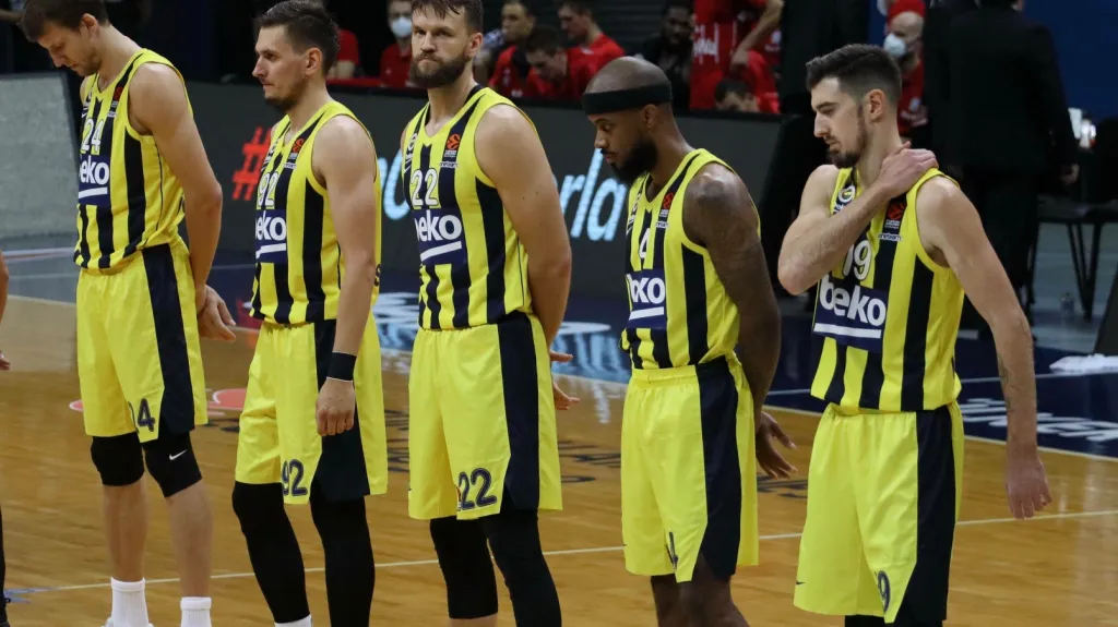 Basketbalisté Fenerbahce Istanbul i s Janem Veselým (první zleva)