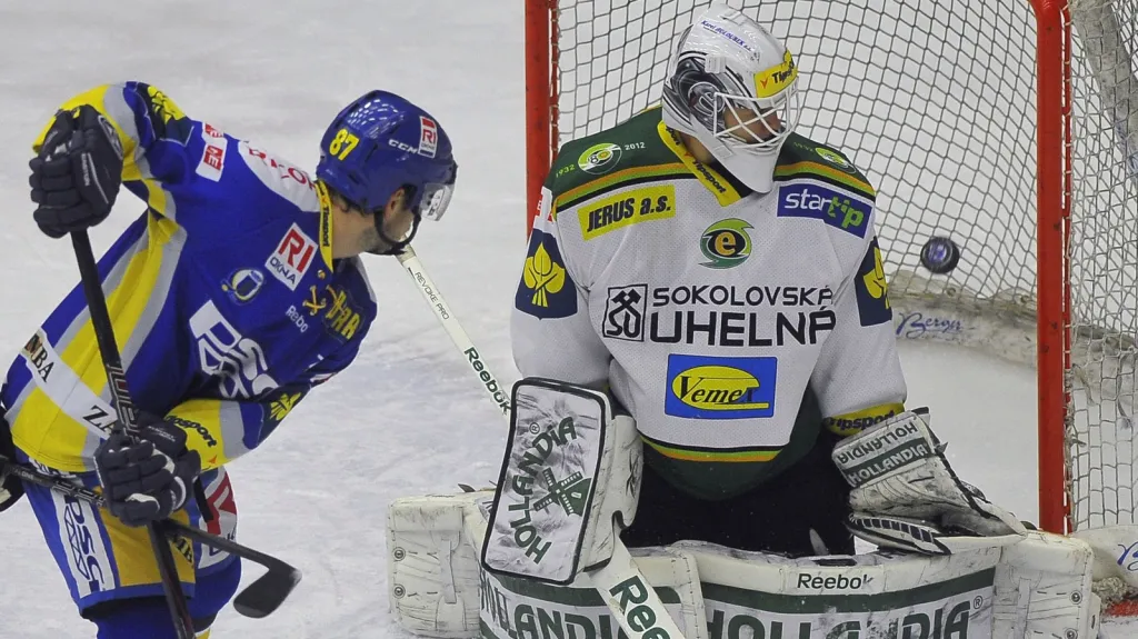 Veselý ze Zlína střílí gól karlovarskému Závorkovi