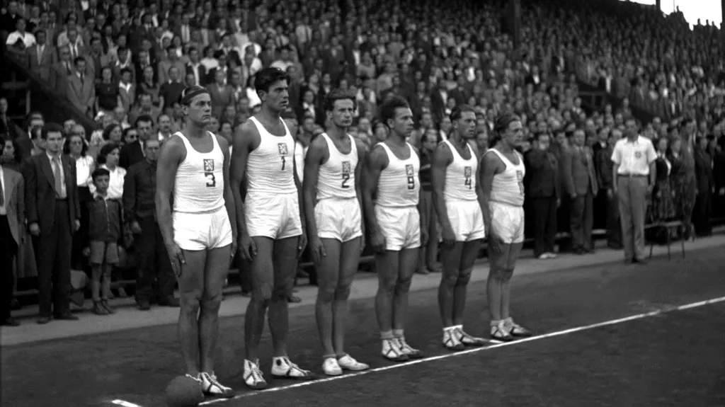 Josef Tesař (druhý zleva) na mistrovství světa Evropy v Praze v roce 1949