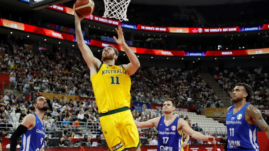 Čeští basketbalisté sledují Nica Kaye z Austrálie při zakončení