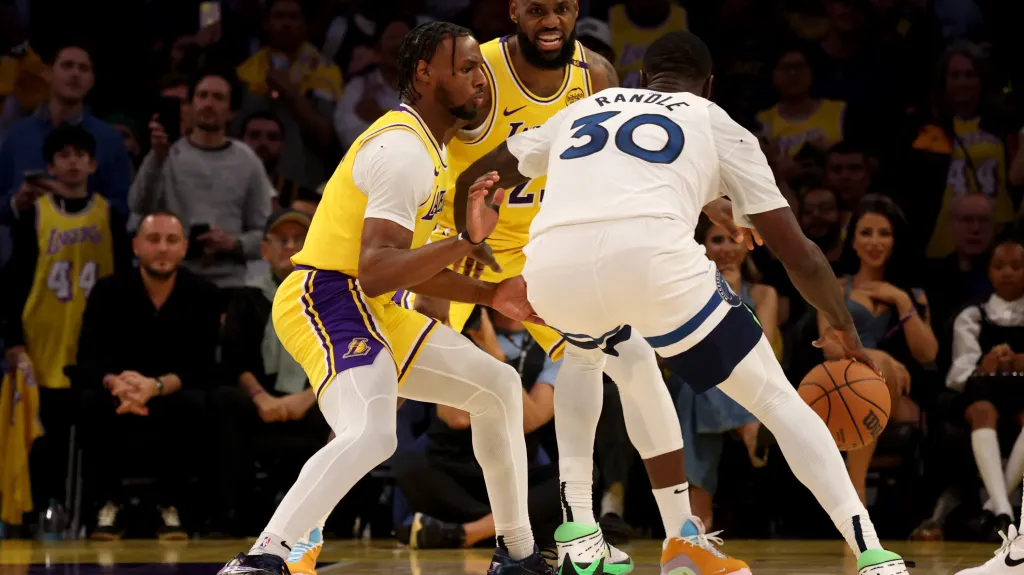 Bronny a LeBron Jamesovi v utkání NBA