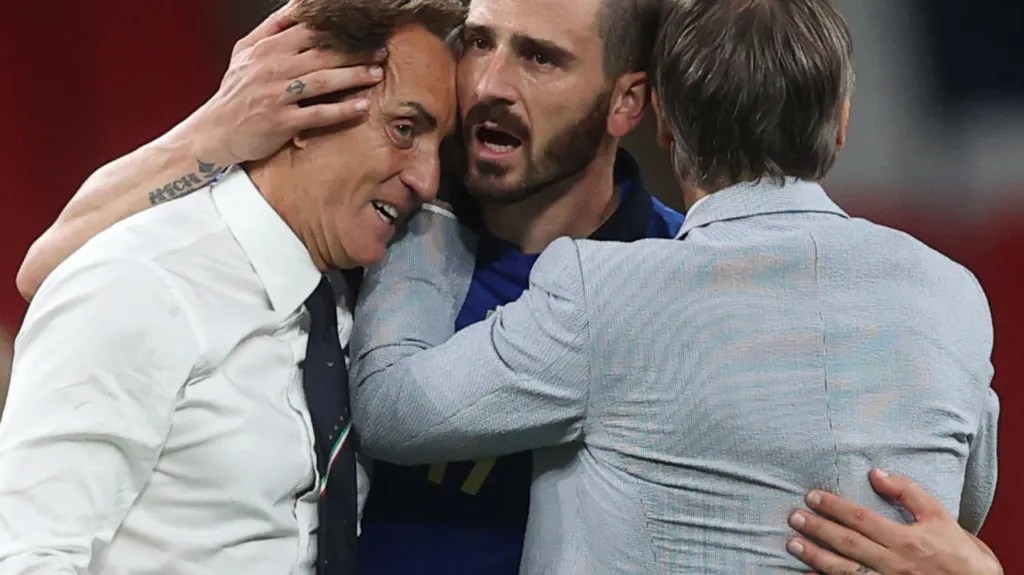 Trenér Itálie Roberto Mancini (vlevo) slaví postup se stoperem Leonardem Bonuccim