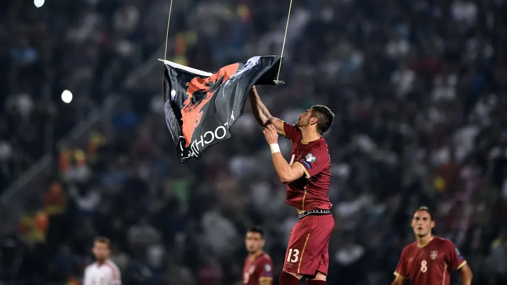 Stefan Mitrovič strhává albánskou vlajku