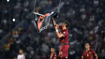 Stefan Mitrovič strhává albánskou vlajku