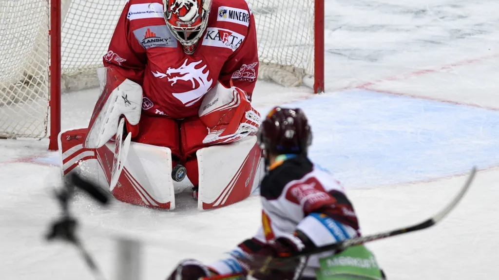 Brankář Třince Petr Kváča a Jan Buchtele ze Sparty