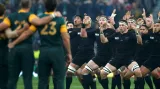 Tradiční haka a procítěné podání jihoafrické hymny