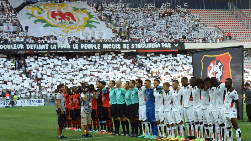 Hráči i fanoušci Nice uctívají památku obětí teroristického útoku