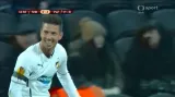 Petrželova střela skončila za zády Pjatova - 2:0 pro Plzeň (33. min.)