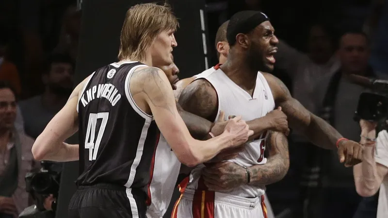 LeBron James v utkání s Brooklynem