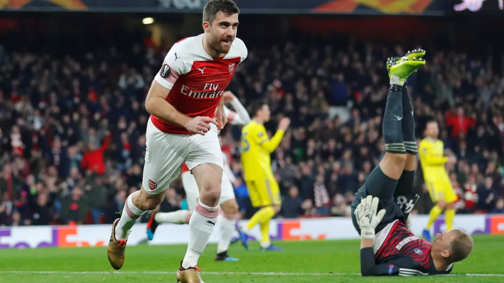 Stoper Arsenalu Sokratis slaví gól proti Borisovu