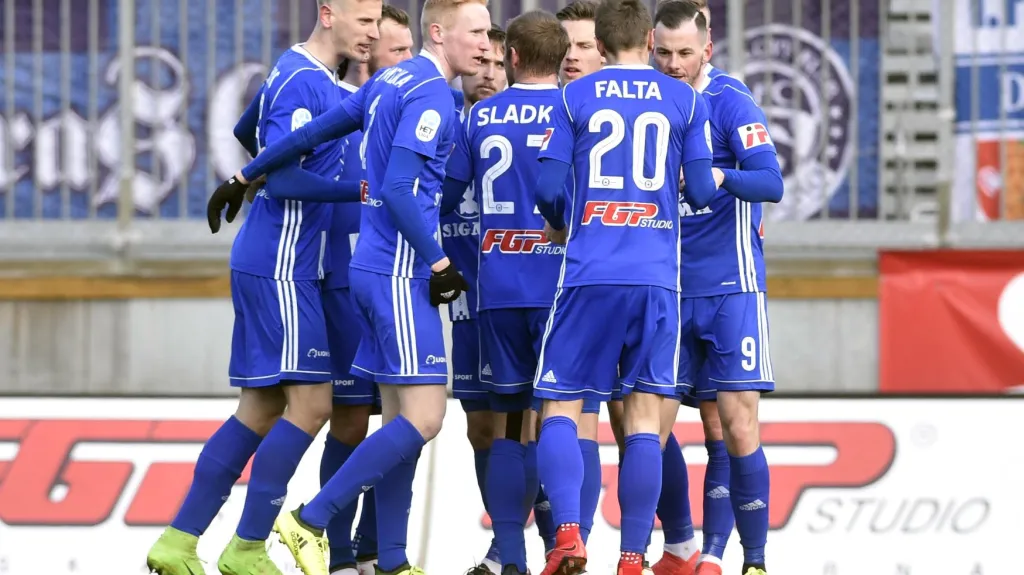 Fotbalisté Olomouce slaví vstřelený gól