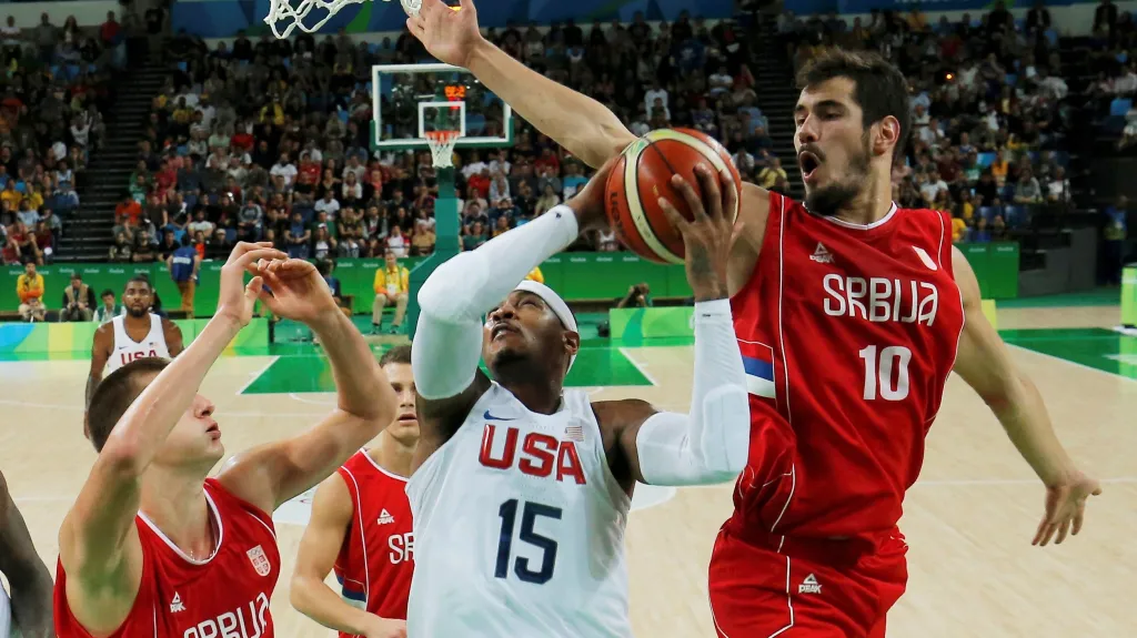 Američan Carmelo Anthony se snaží prosadit přes basketbalisty Srbska
