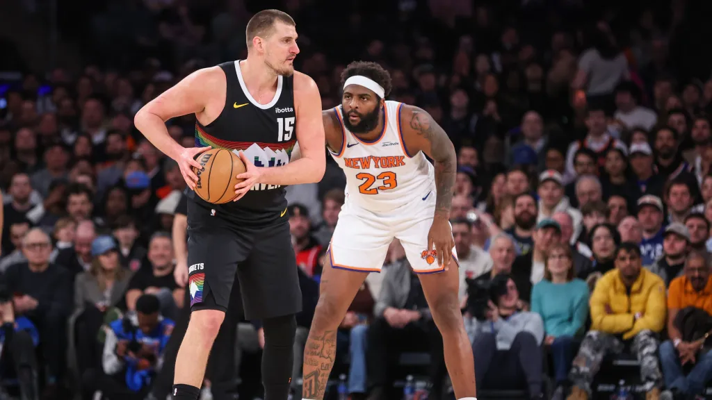 Nikola Jokič za Denver (vlevo) a Mitchell Robinson za New York Knicks