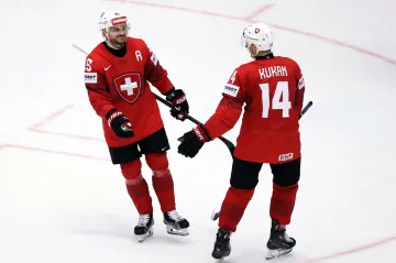 Švýcar Sven Andrighetto slaví s Deanem Kukanem