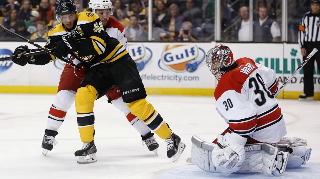David Krejčí z Bostonu v zápase proti Carolině