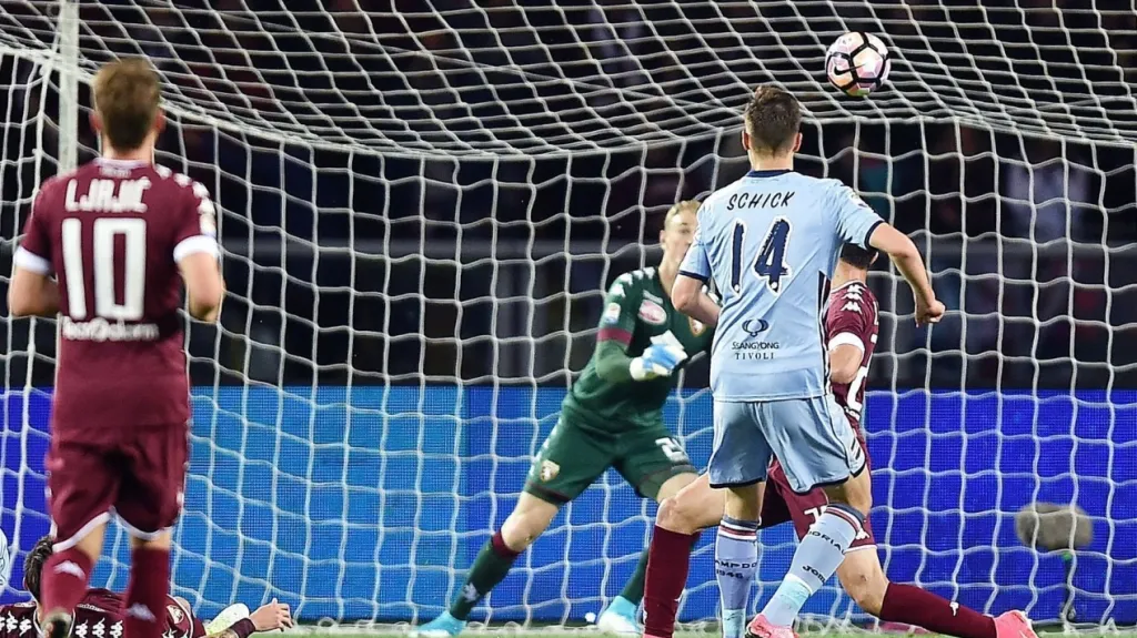 Patrik Schick překonává Joea Harta v brance FC Turín