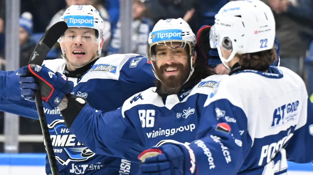 Peter Mueller (uprostřed) se raduje z gólu v dresu Komety Brno