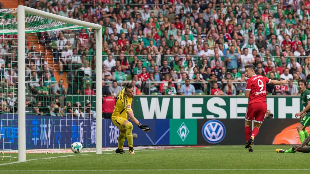 Robert Lewandowski z Bayernu Mnichov překonává Jiřího Pavlenku z Brém