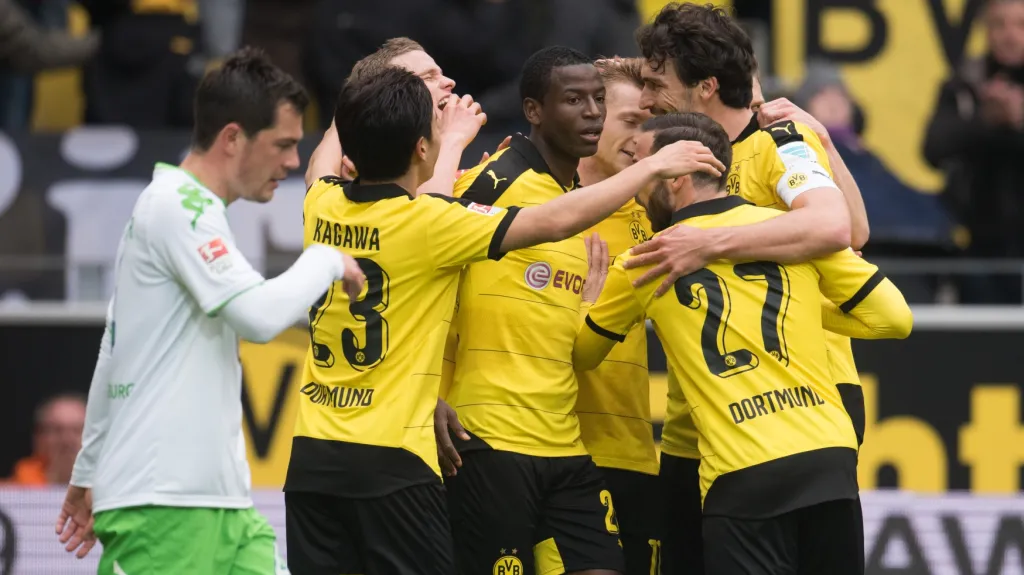 Fotbalisté Dortmundu se radují z gólu v síti Wolfsburgu