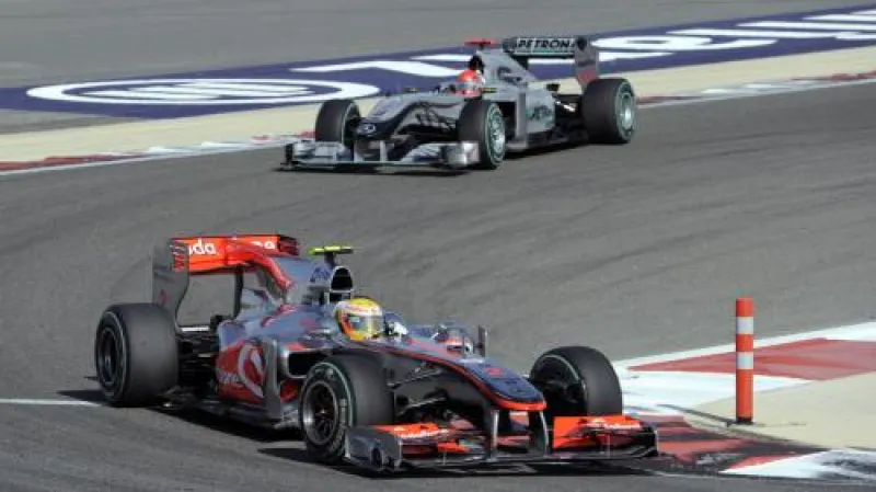 Lewis Hamilton a Michael Schumacher při VC Bahrajnu