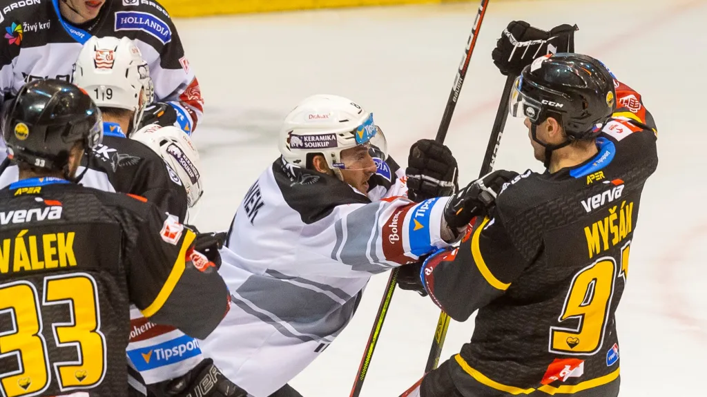 Ondřej Beránek z Karlových Varu odmítá v souboji Jana Myšáka z Litvínova