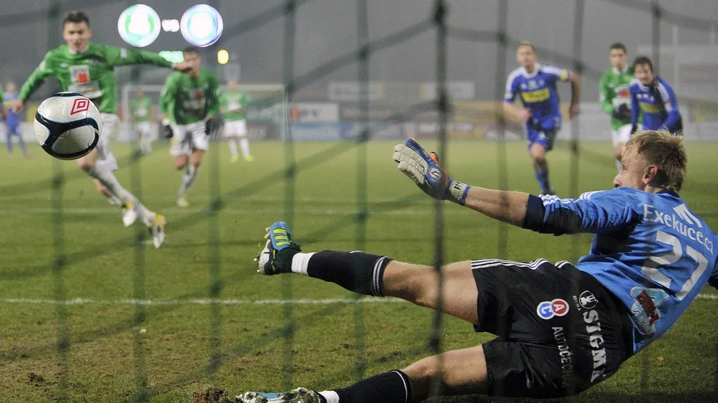 Jablonecký kanonýr Lafata střílí gól Olomouci