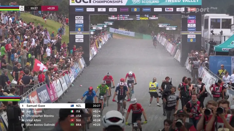 Závěr závodu v short tracku mužů