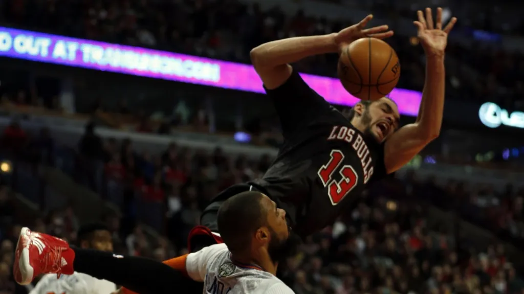 Joakim Noah v zápase s Knicks