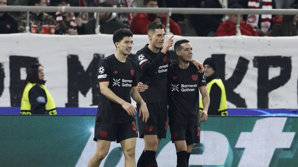 Patrik Schick se svými spoluhráči v utkání s Olympiacosem