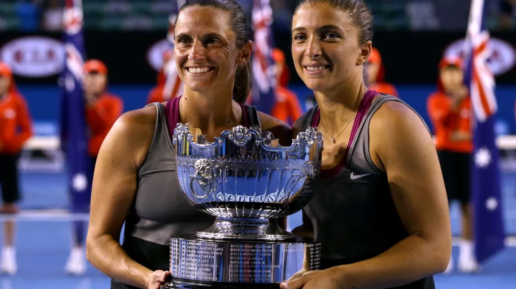Sara Erraniová s Robertou Vinciovou a trofejí za vítězství na Australian Open