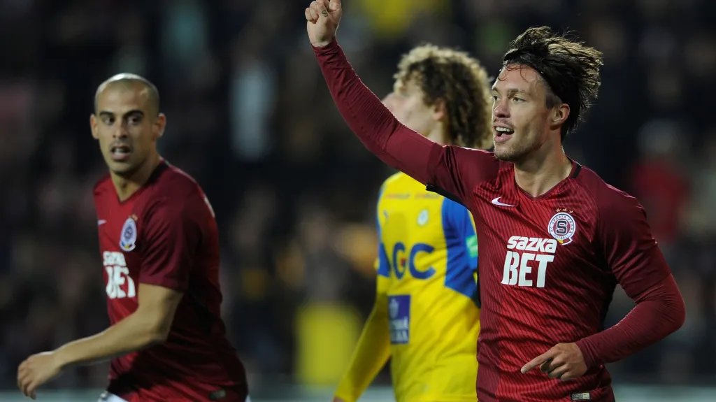 Václav Kadlec (vpravo) se raduje z gólu