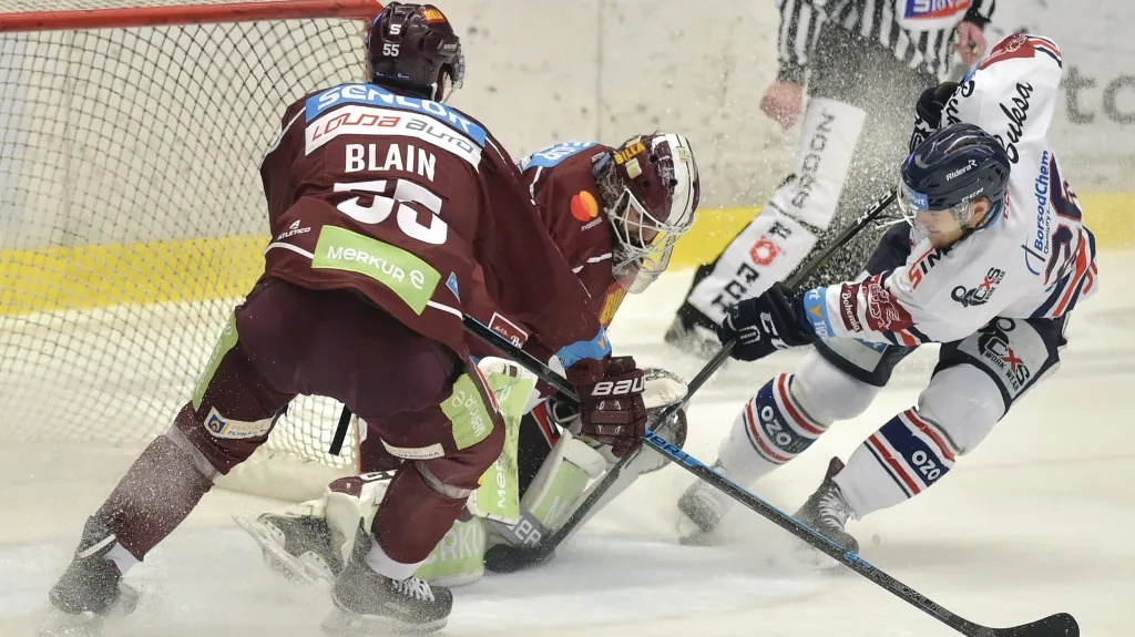 Brankář Matěj Machovský ze Sparty neúspěšně čelí šanci Davida Květoně z Vítkovic