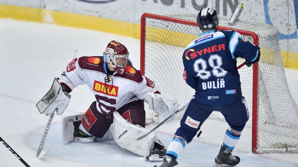 Michal Bulíř překonává Samiho Aittokallia ze Sparty