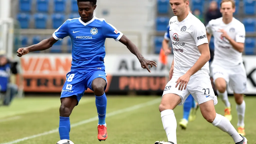 Zleva Oscar Murphy Dorley z Liberce a Tomáš Břečka v dresu Slovácka