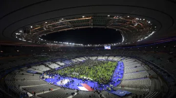 Diváci na hrací ploše po zápase Francie s Německem