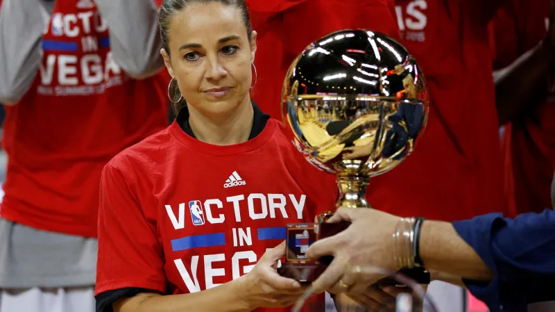 Becky Hammnová s trofejí pro vítěze Summer League
